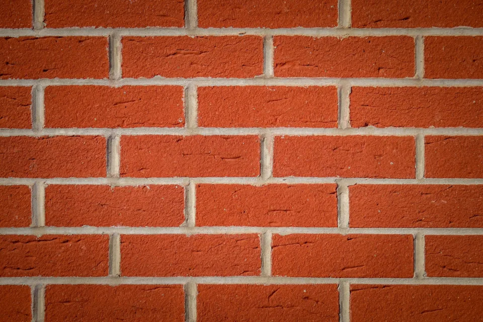 Xe chở gạch tới công trình